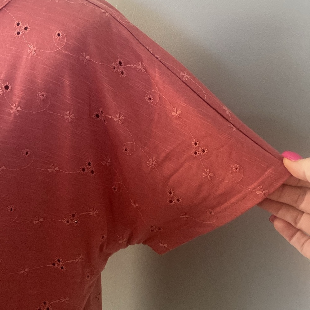 24/7 Maurices Eyelet Knot Hem Tee Sz L NWOT - Picture 5 of 9